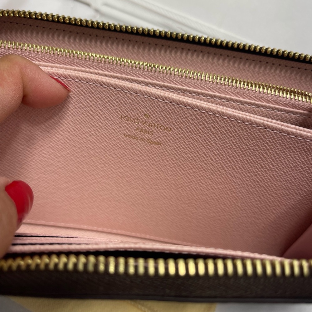 - Louis Vuitton Zippy Wallet in Monogram, comes with dust bag, box and receipt. - Picture 5 of 14